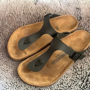 Black leather Birkenstock women’s Gizeh sandals. Size (39EUR) 8-8 1/2
